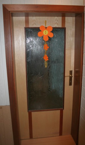 furnierte Innentür in Esche mit eingesetzten Mahagonifurnierstreifen, Ornamentglas