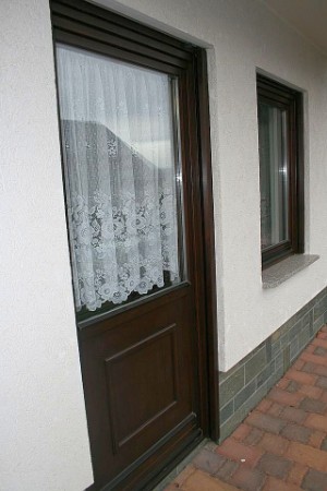 Nebeneingangstür mit glatter Füllung und aufgesetzten Leisten, VSG-Verglasung und Rolladenanschlußprofil