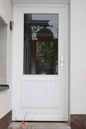 Nebeneingangstür mit Füllung aufgedoppelt und Sicherheitsglas