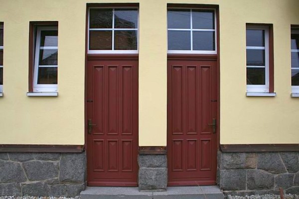 Nebeneingangstür mit aufgesetztem Oberlicht aus Kunststoff-Fenstern